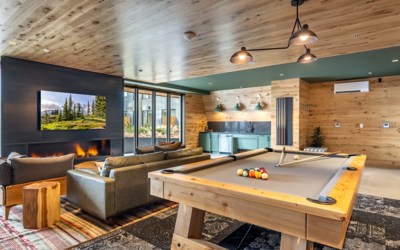 lounge with kitchen and pool table